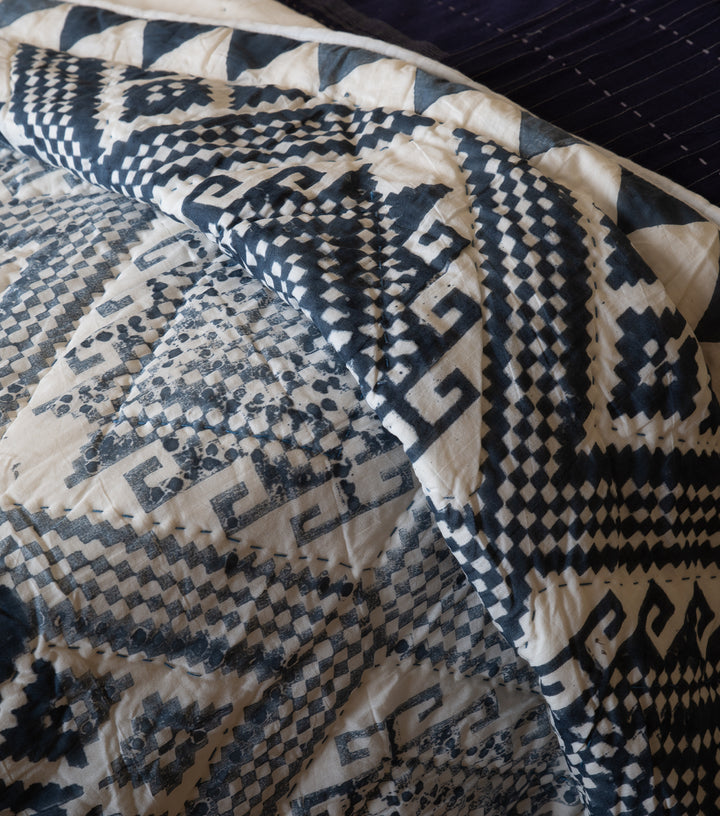 White Navy blue Printed Cotton Quilt