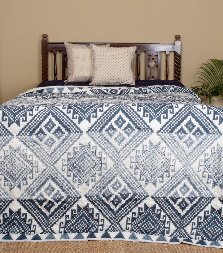 White Navy blue Printed Cotton Quilt