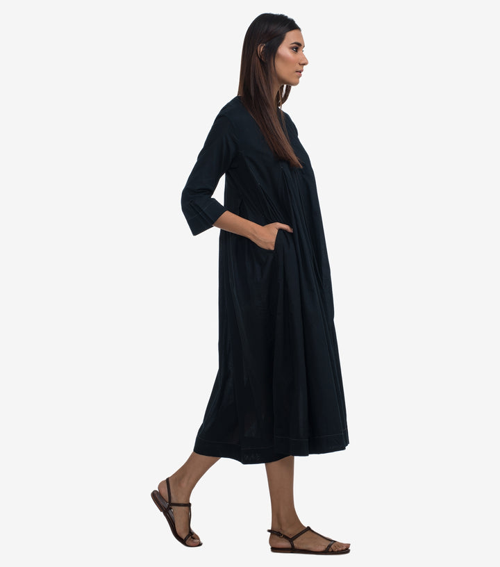 Black solid pleated cotton dress